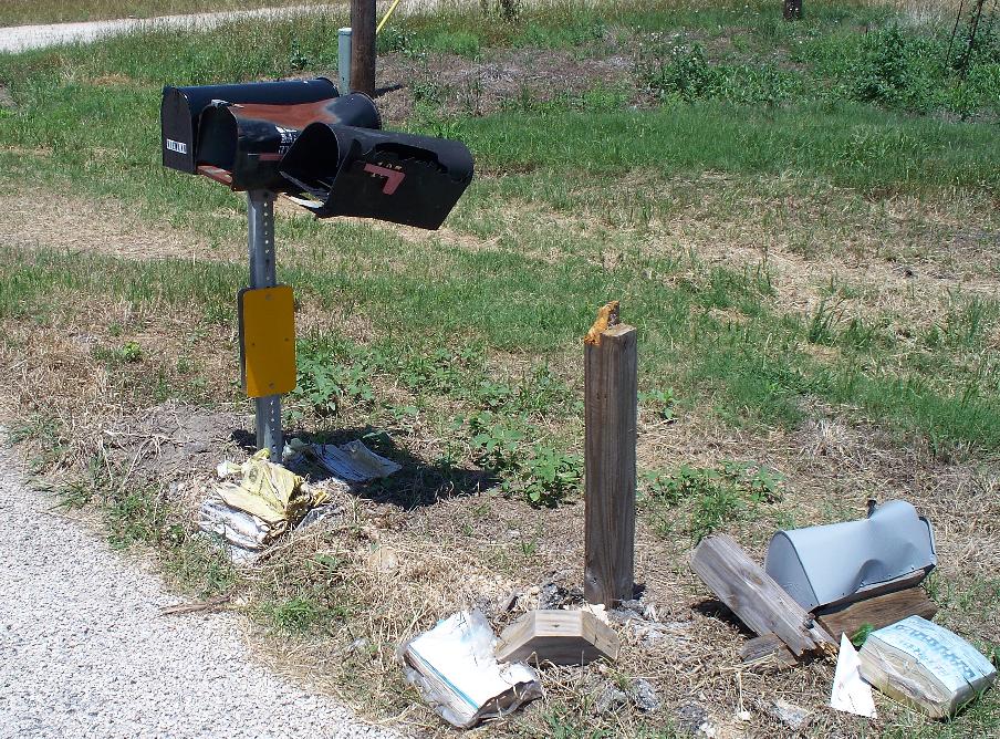 100_0687_Day2_DestroyedMailbox.JPG 232.3K